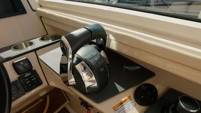 Slide: The Image of Boston Whaler 320 Vantage 2022 - 9