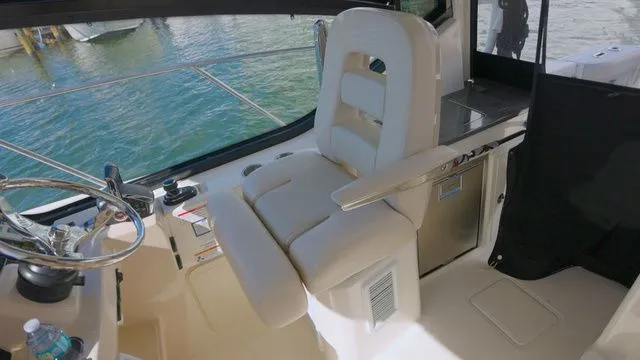 Slide: The Image of Boston Whaler 325 Conquest 2023 - 10