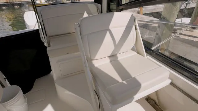 Slide: The Image of Boston Whaler 325 Conquest 2023 - 9