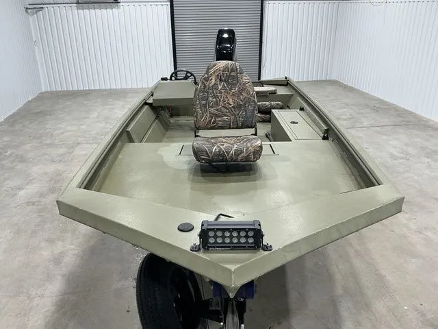 Slide: The Image of Lowe Roughneck 1860 2024 - 12