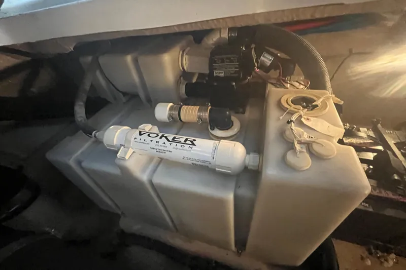 Slide: The Image of Engine run history for 2005 Sea Ray 360 Sundancer, total hours: 642.0. - 28