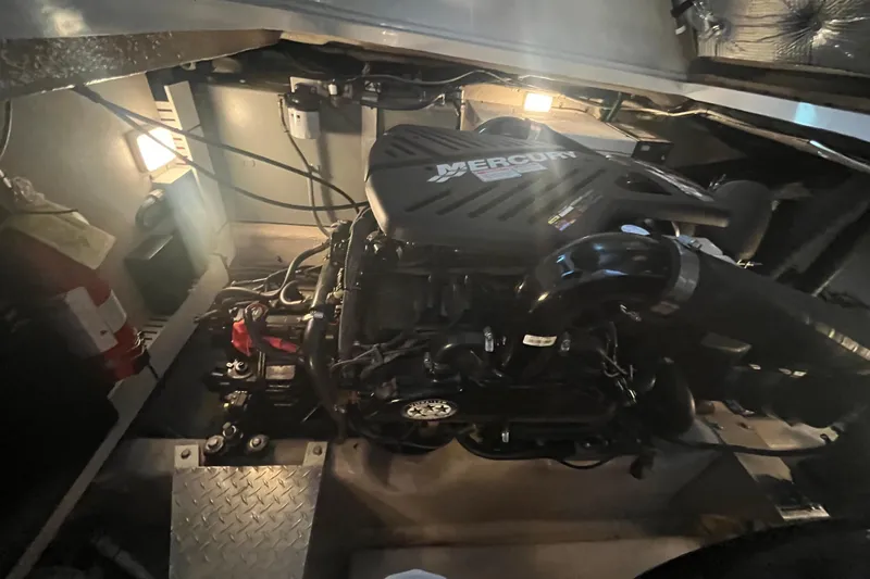 Slide: The Image of Engine run history for 2005 Sea Ray 360 Sundancer, total hours: 643.0. - 29