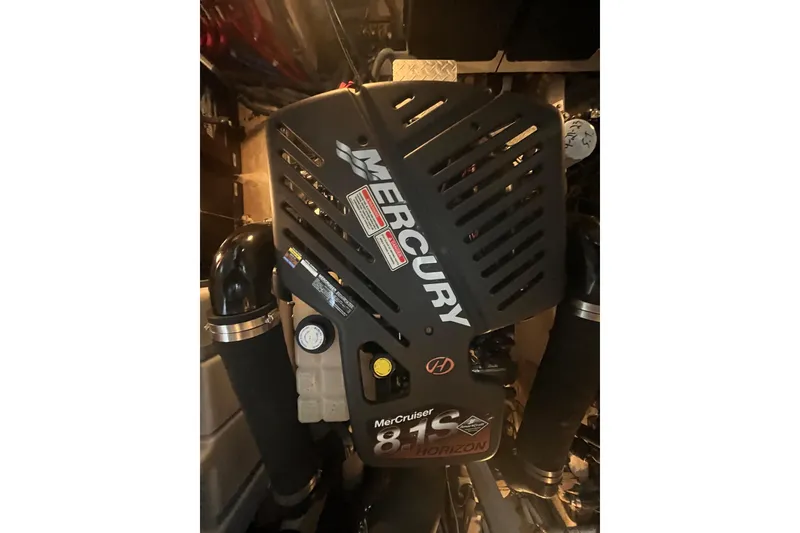 Slide: The Image of Engine of 2005 Sea Ray 360 Sundancer with Mercury MerCruiser 8.1S Horizon. - 33