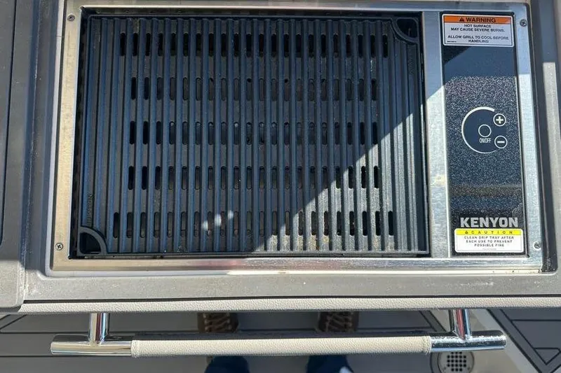 Slide: The Image of Built-in Kenyon grill on 2020 Sea Ray SLX 350 Outboard boat deck. - 17