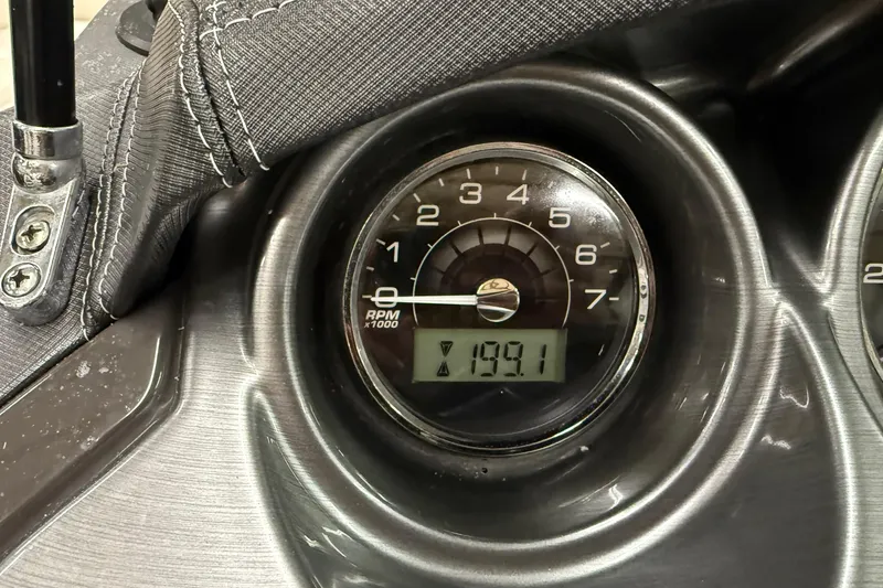 Slide: The Image of Tachometer of 2014 Monterey 214SS Super Sport showing 199.1 hours. - 15