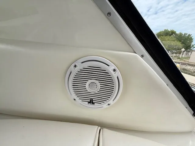 Slide: The Image of Speaker inside a 1998 Sea Ray 500 Sundancer yacht. - 19