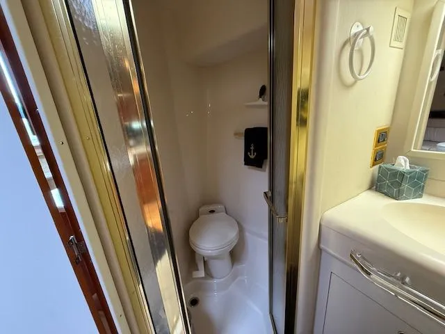 Slide: The Image of Bathroom of 1998 Sea Ray 500 Sundancer yacht. - 30