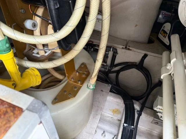 Slide: The Image of Engine room of 1998 Sea Ray 500 Sundancer with hoses and cables. - 41