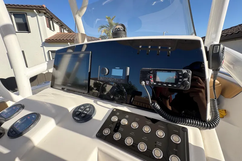 Slide: The Image of 2014 Sportsman Heritage 231 Center Console dashboard with navigation and communication equipment. - 27