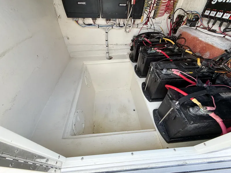 Slide: The Image of Red Odyssey Extreme batteries in a 1999 Monza 31 boat, connected with cables. - 47