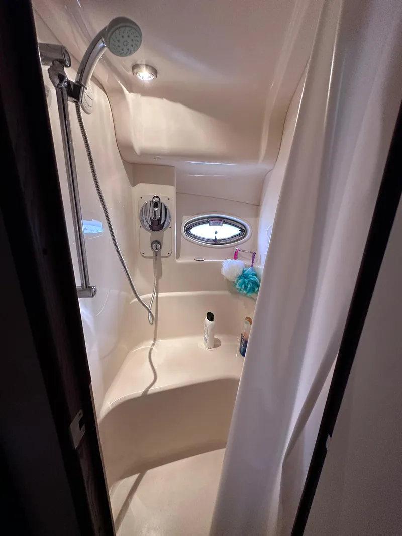 Slide: The Image of Shower in Sea Ray 36 Sedan Bridge 2007 boat. - 21