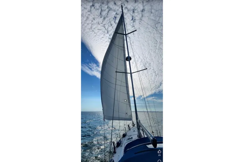 Slide: The Image of Sailing on a 2003 Beneteau 423 under a clear blue sky. - 31
