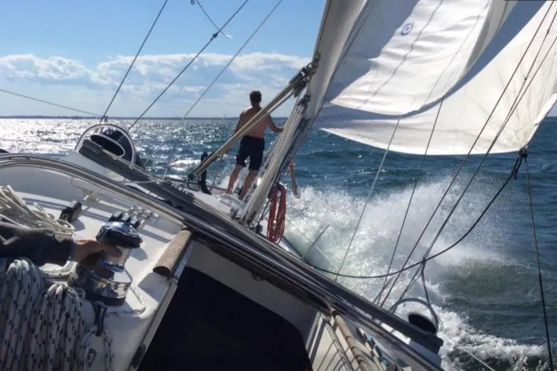 Slide: The Image of Sailing on a 2003 Beneteau 423 yacht with waves and clear skies. - 33