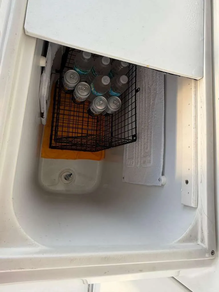 Slide: The Image of Cooler compartment with drinks on Luhrs Tournament 350, 1995 model. - 11