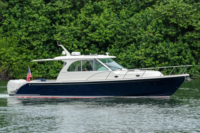 The Image of Hinckley 40X Renie Vie- Profile - 1