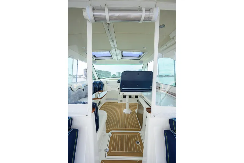 Slide: The Image of Hinckley 40X Renie Vie- Salon/Helm - 33