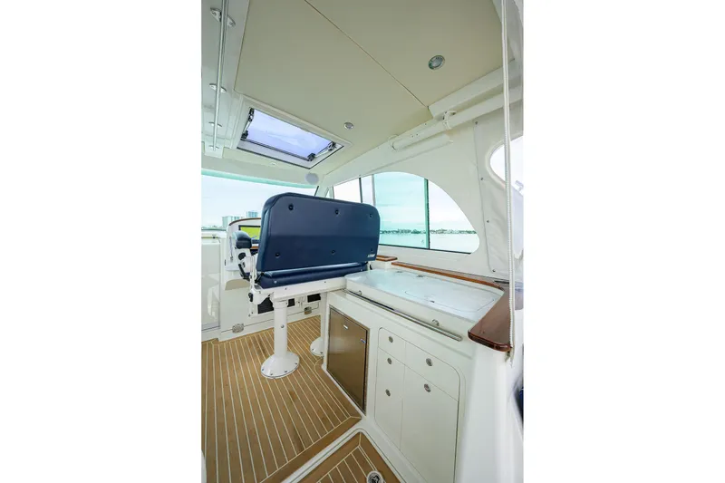 Slide: The Image of Hinckley 40X Renie Vie-Salon/Helm - 34