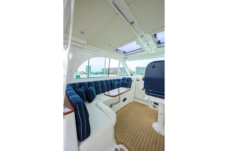 Slide: The Image of Hinckley 40X Renie Vie-Salon/Helm - 36