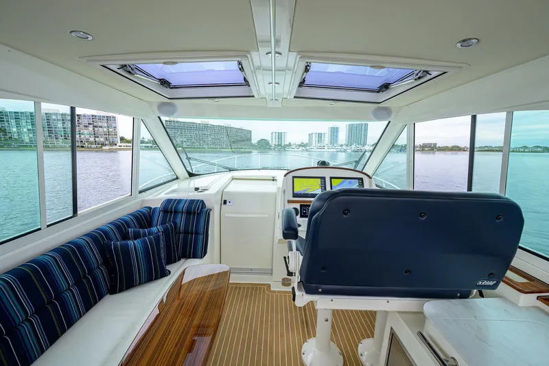 Slide: The Image of Hinckley 40X Renie Vie-Salon/Helm - 39