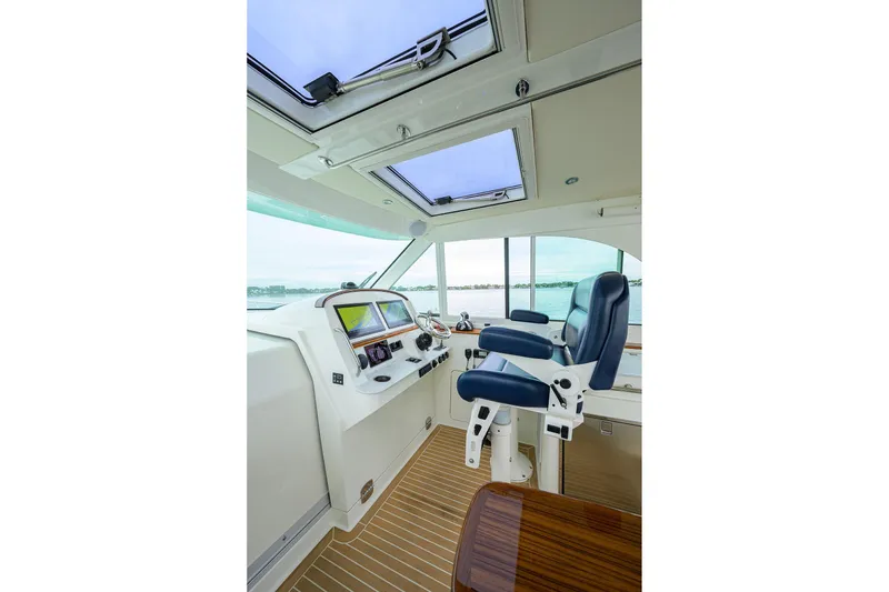 Slide: The Image of Hinckley 40X Renie Vie-Salon/Helm - 40