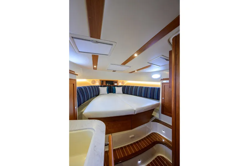 Slide: The Image of Hinckley 40X Renie Vie- Daybed Forward - 52