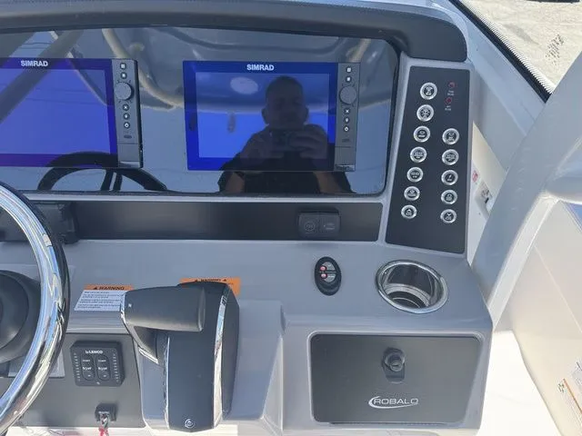 Slide: The Image of Robalo 266 Cayman 2026 - 11