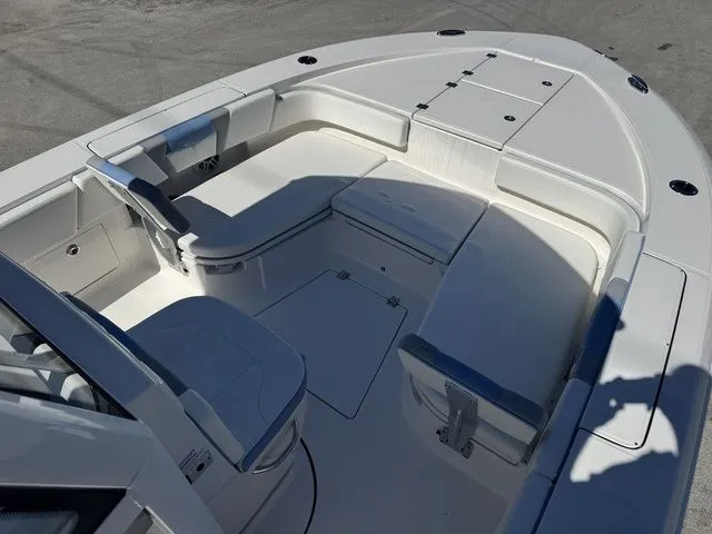 Slide: The Image of Robalo 266 Cayman 2026 - 17