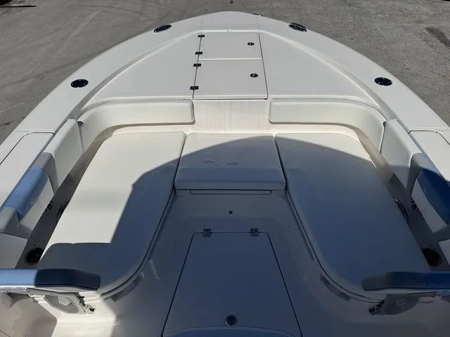 Slide: The Image of Robalo 266 Cayman 2026 - 18