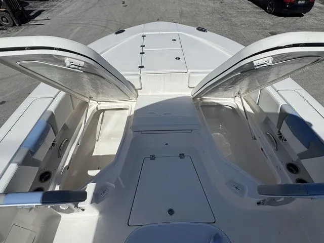Slide: The Image of Robalo 266 Cayman 2026 - 20