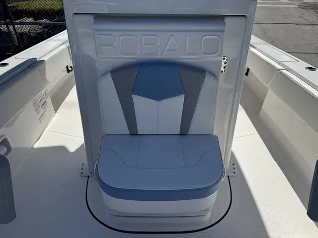 Slide: The Image of Robalo 266 Cayman 2026 - 24