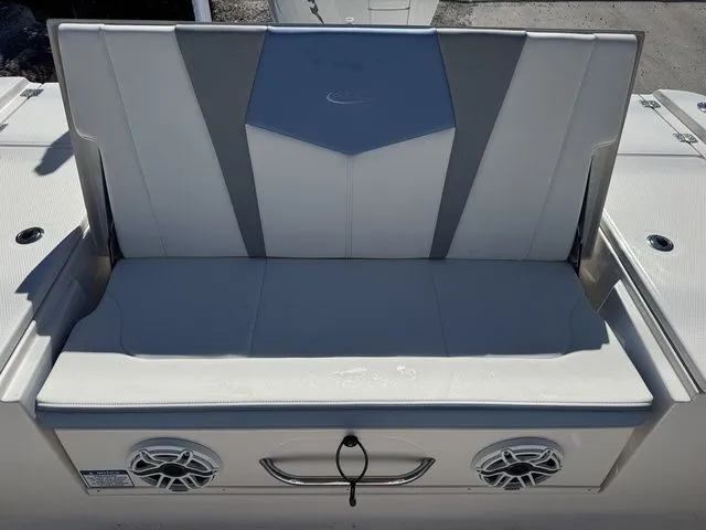 Slide: The Image of Robalo 266 Cayman 2026 - 27