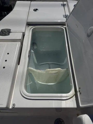 Slide: The Image of Robalo 266 Cayman 2026 - 29