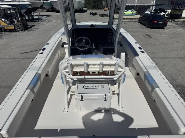 Slide: The Image of Robalo 266 Cayman 2026 - 7