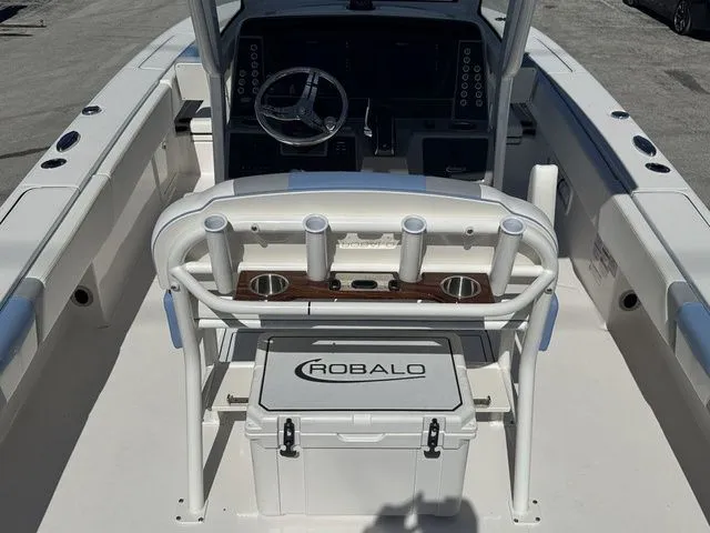 Slide: The Image of Robalo 266 Cayman 2026 - 8