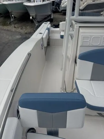 Slide: The Image of Robalo R202 Explorer 2026 - 12