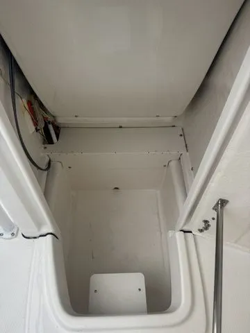 Slide: The Image of Robalo R202 Explorer 2026 - 14