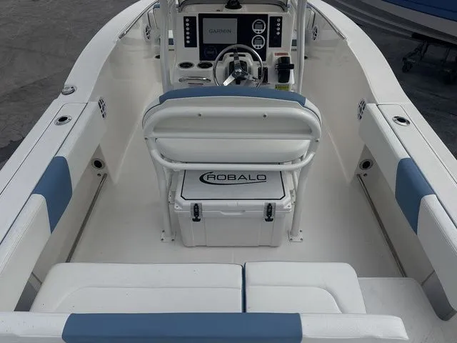 Slide: The Image of Robalo R202 Explorer 2026 - 5
