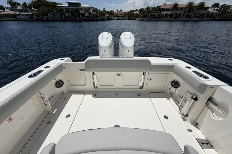 Slide: The Image of Boston Whaler 330 Outrage 2026 - 25