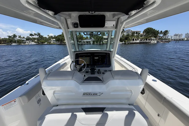 Slide: The Image of Boston Whaler 330 Outrage 2026 - 38