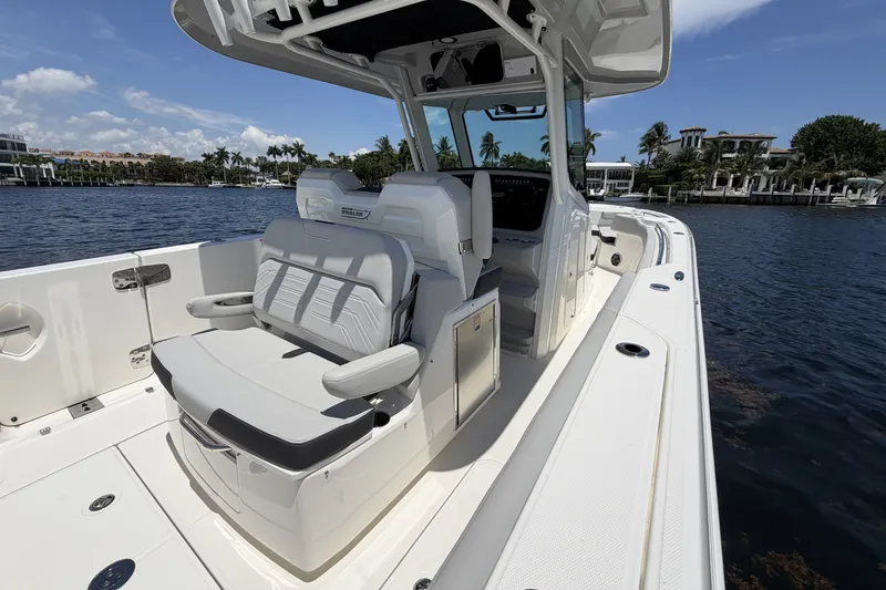 Slide: The Image of Boston Whaler 330 Outrage 2026 - 34