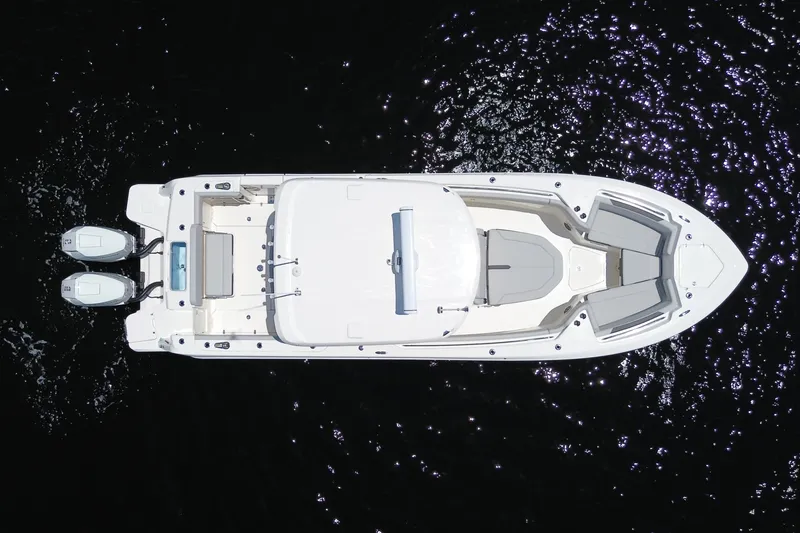 Slide: The Image of Boston Whaler 330 Outrage 2026 - 18