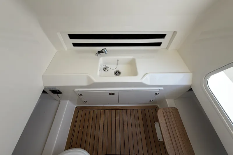 Slide: The Image of Boston Whaler 330 Outrage 2026 - 58