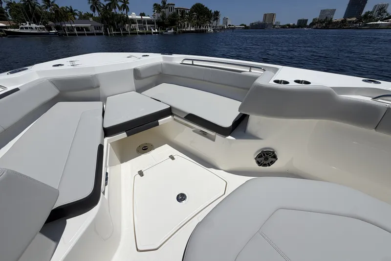 Slide: The Image of Boston Whaler 330 Outrage 2026 - 50