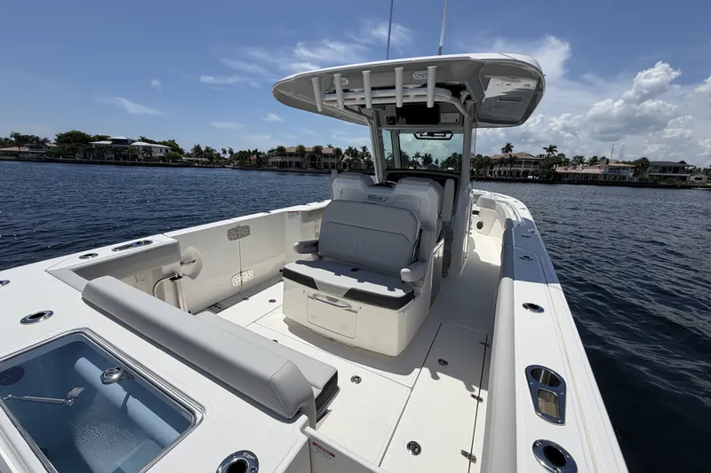 Slide: The Image of Boston Whaler 330 Outrage 2026 - 24