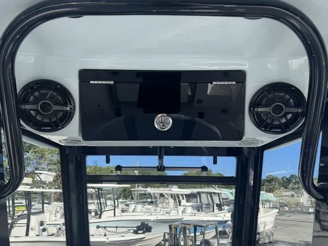 Slide: The Image of Robalo R250 Center Console 2026 - 14