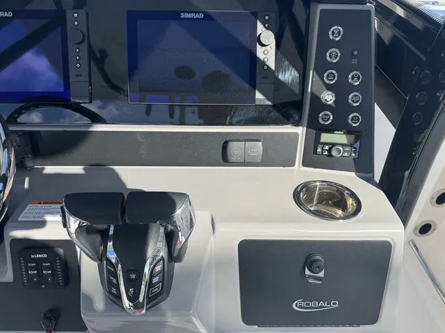 Slide: The Image of Robalo R250 Center Console 2026 - 20