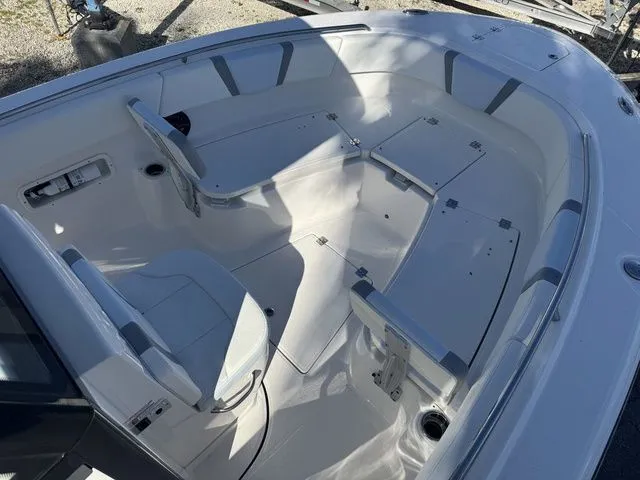 Slide: The Image of Robalo R250 Center Console 2026 - 24