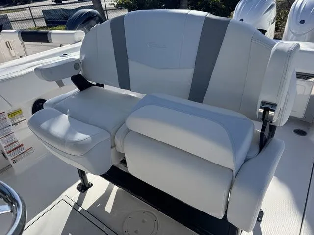 Slide: The Image of Robalo R250 Center Console 2026 - 32