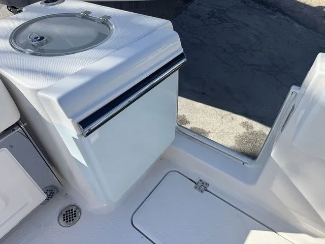 Slide: The Image of Robalo R250 Center Console 2026 - 34