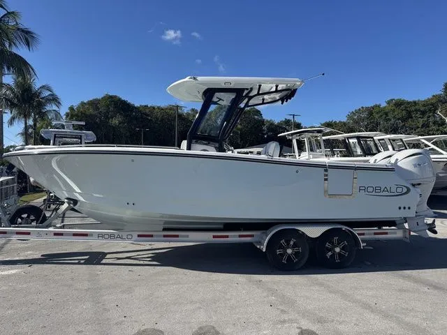 Slide: The Image of Robalo R250 Center Console 2026 - 5